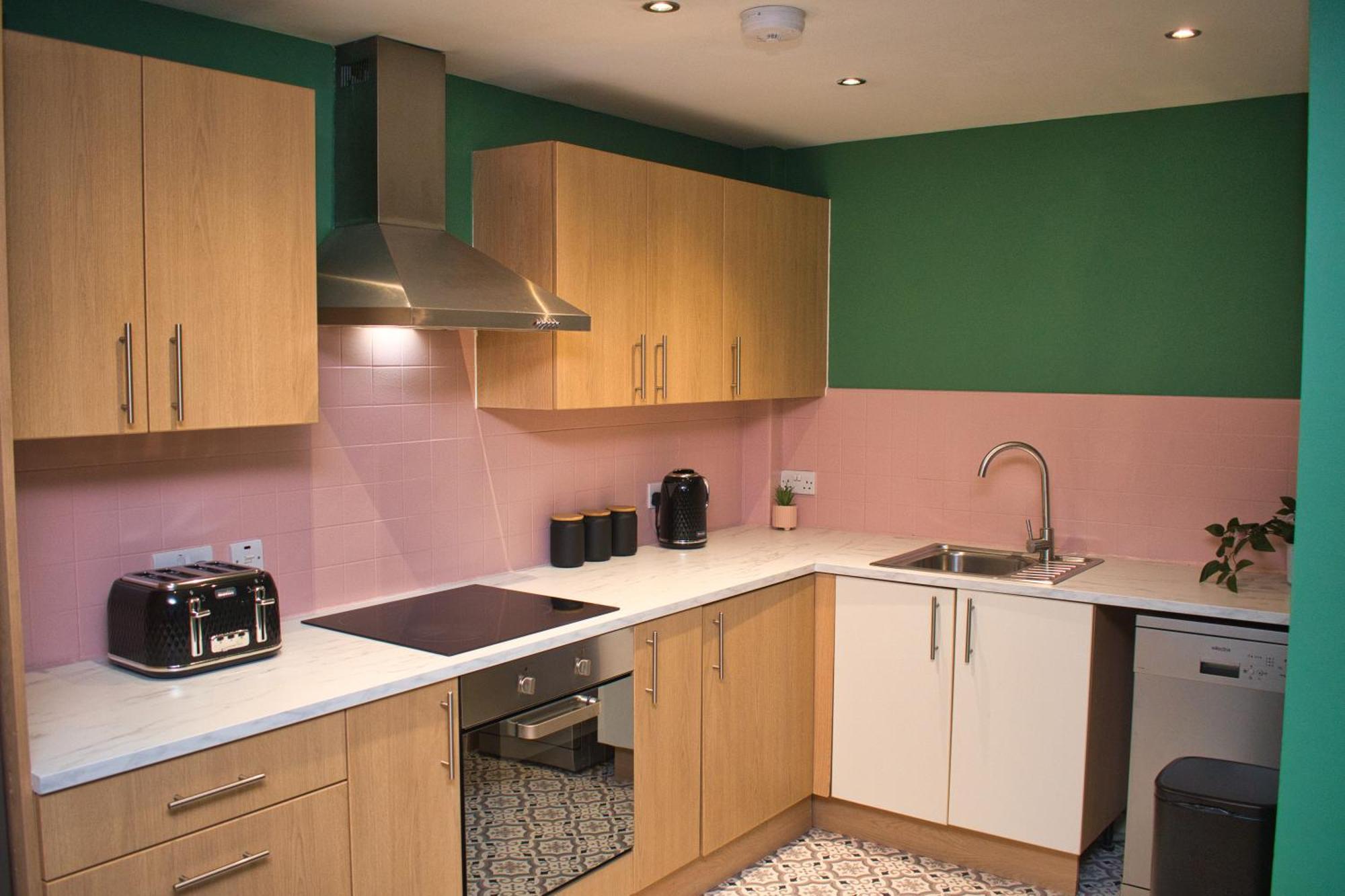 Spacious City Centre Apt - Free Parking - Ao Arena Apartment