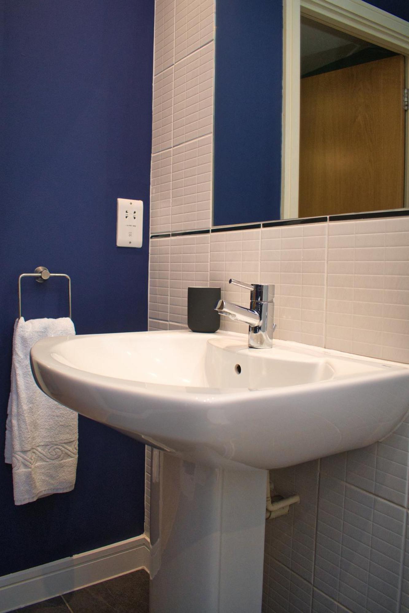 Spacious City Centre Apt - Free Parking - Ao Arena Apartment