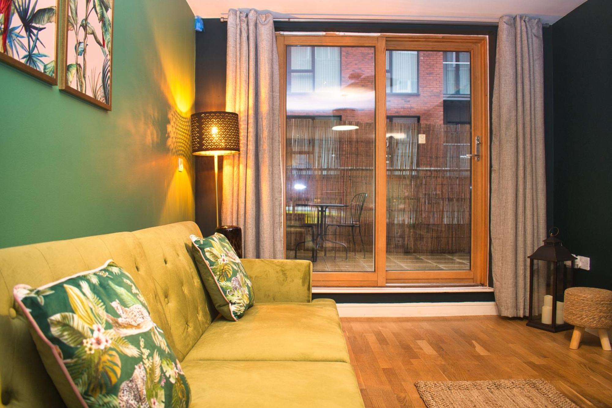 Spacious City Centre Apt - Free Parking - Ao Arena Apartment *