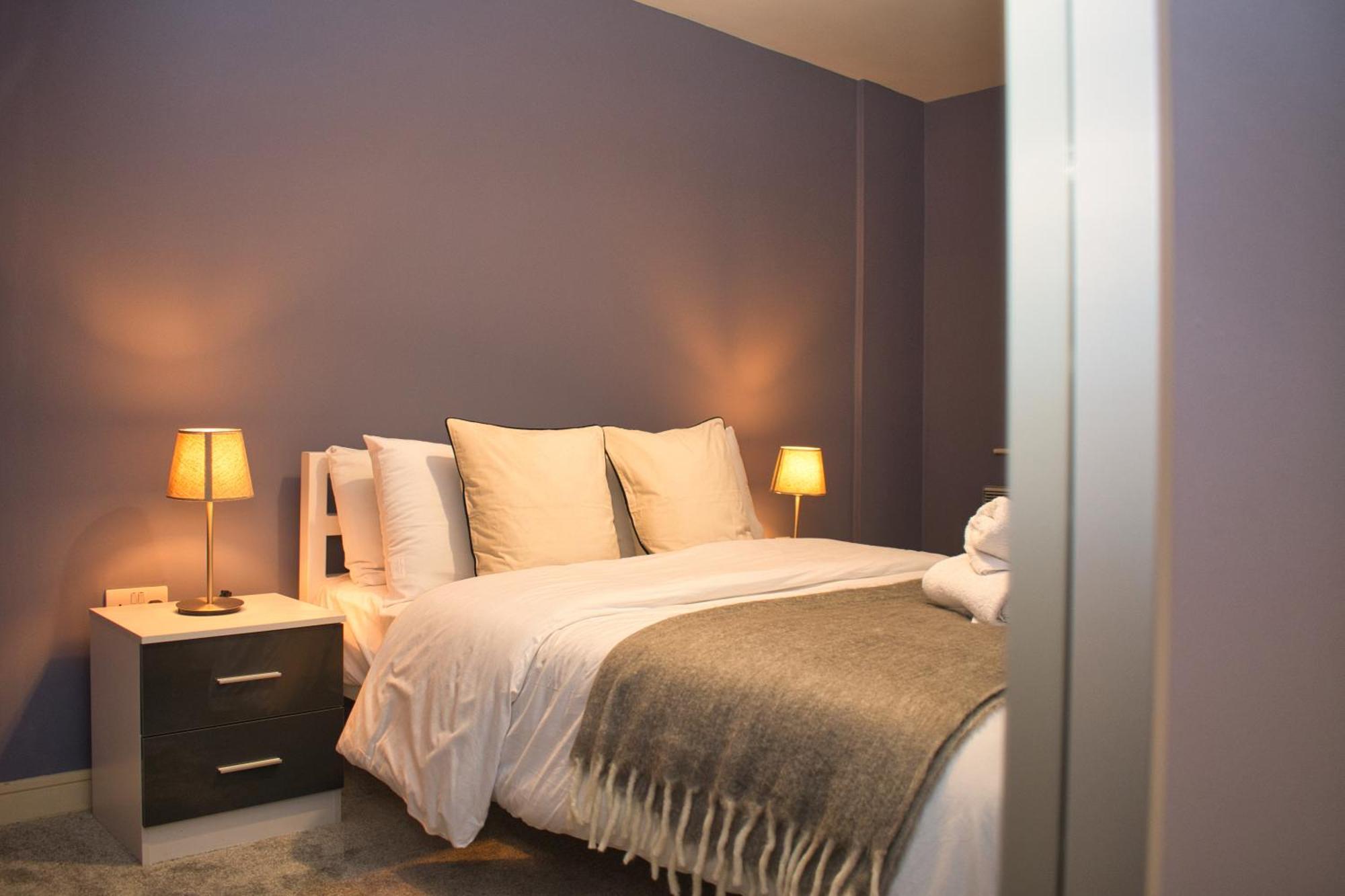 Spacious City Centre Apt - Free Parking - Ao Arena Apartment